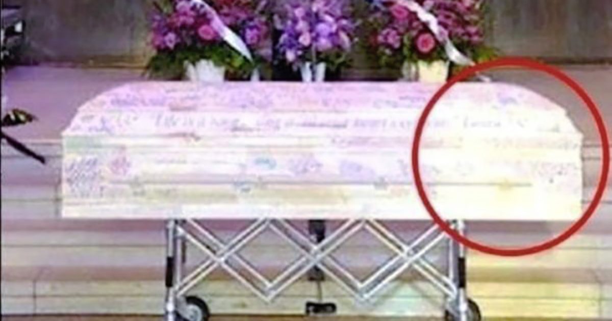 Une adolescente meurt d’un cancer – lorsque sa mère regarde son cercueil, elle est surprise