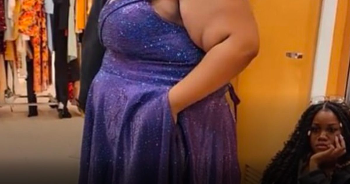 Une adolescente qui a parcouru six heures de route pour trouver la robe de bal de ses rêves est stupéfaite lorsque la propriétaire du magasin lui offre la robe pour environ 650 € : « L’univers me disait : donne-lui simplement la robe. »