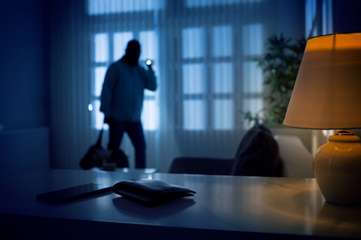 Pourquoi il est dangereux de laisser vos clés dans la serrure la nuit (et comment y remédier)