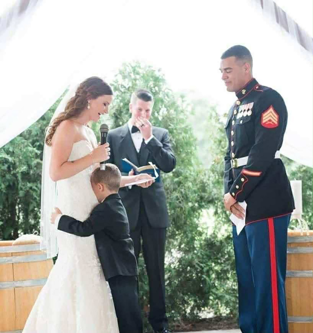 Une belle-mère prononce des vœux de mariage très spéciaux à un enfant de quatre ans – sa réaction nous brise le cœur