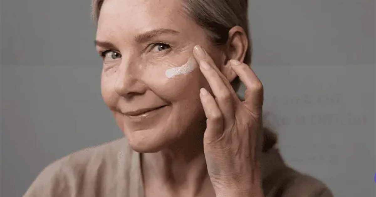 Une crème maison au bicarbonate à appliquer le soir pour réduire rides, taches et imperfections
