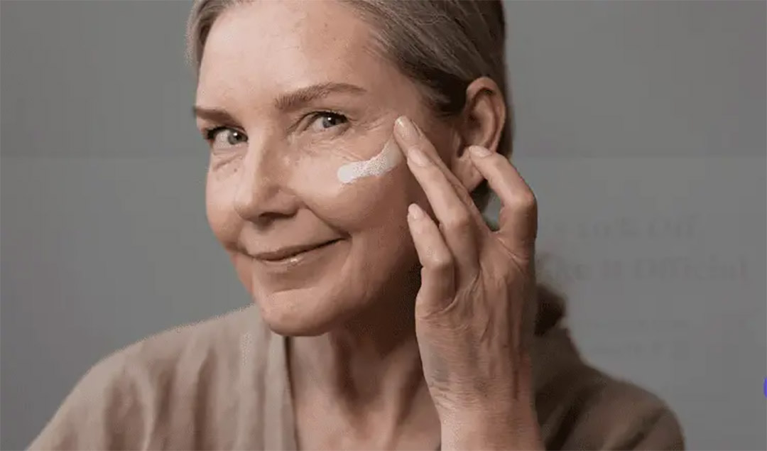 Une crème maison au bicarbonate à appliquer le soir pour réduire rides, taches et imperfections