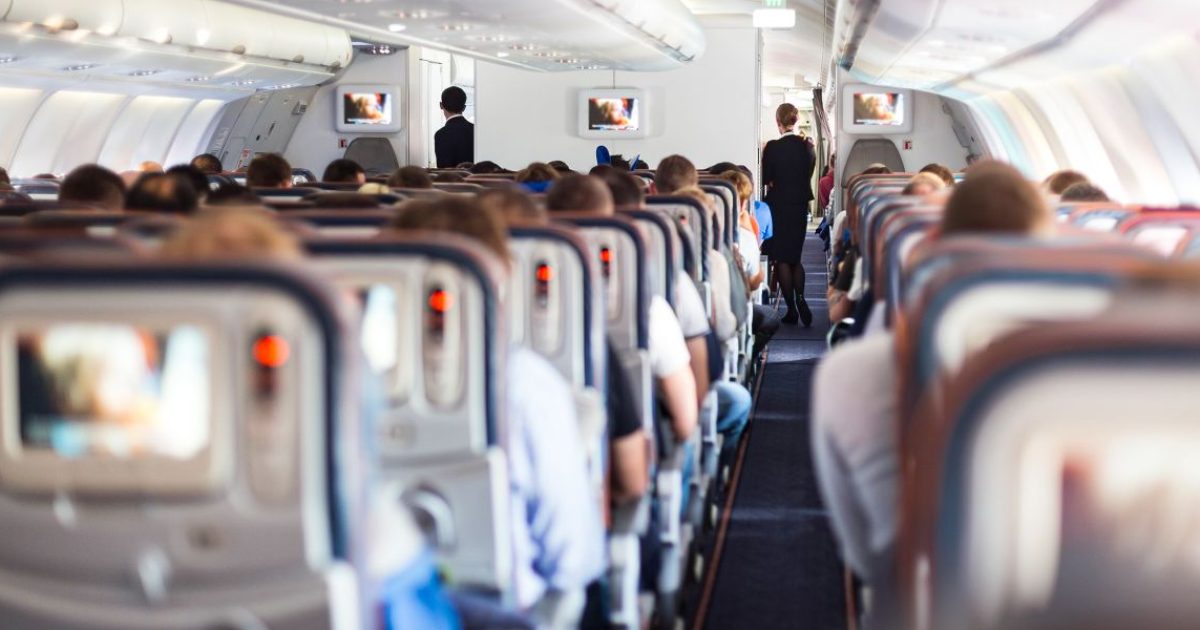 Une femme a posé ses pieds sur le siège de mon mari dans l’avion — je n’ai pas pu le supporter et je me suis vengée d’elle de façon mesquine