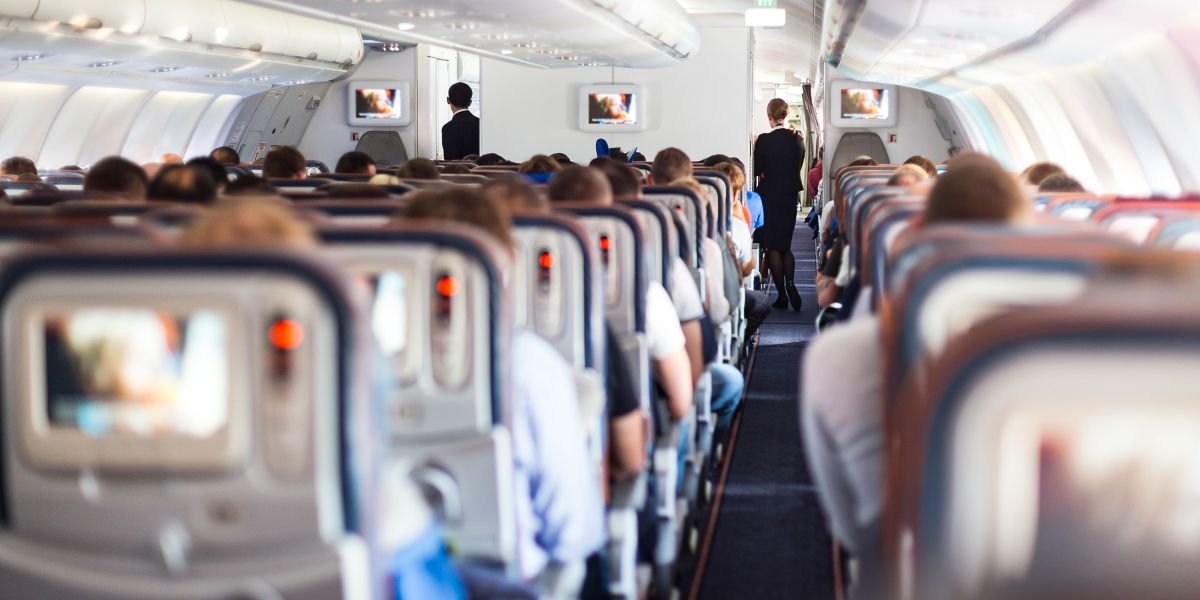 Une femme a posé ses pieds sur le siège de mon mari dans l’avion — je n’ai pas pu le supporter et je me suis vengée d’elle de façon mesquine