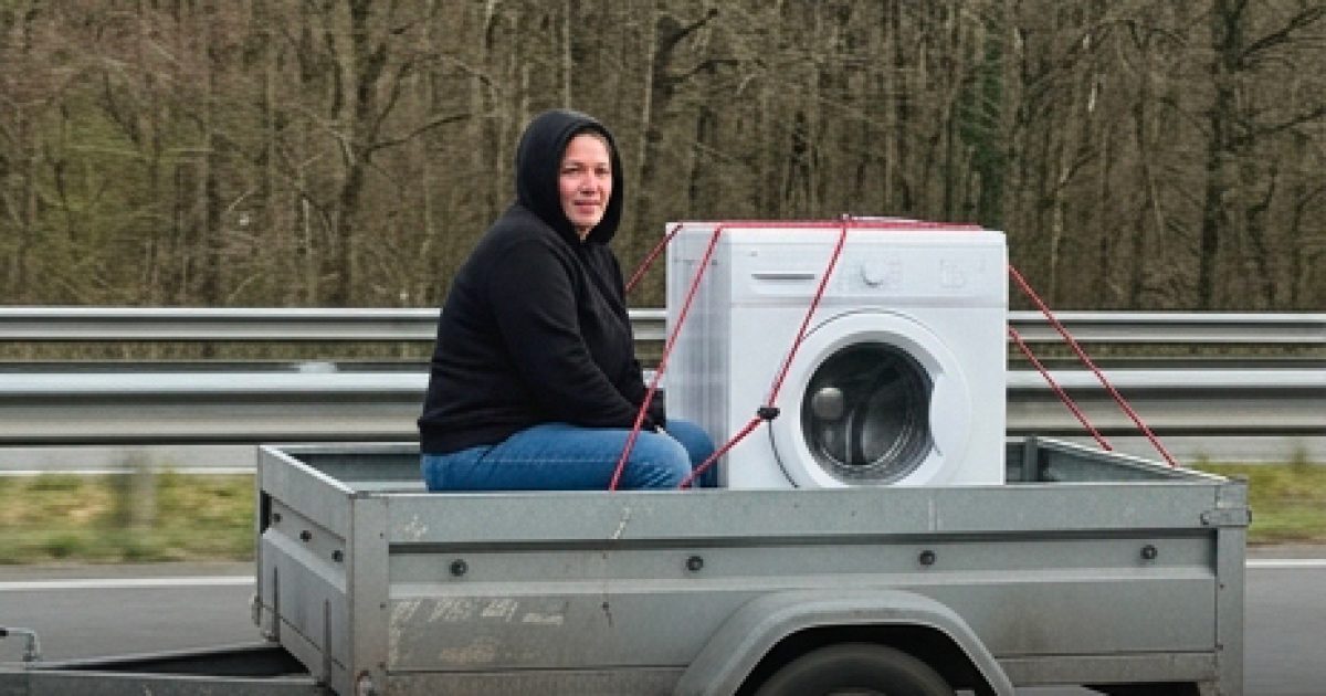 Une femme aperçue dans une remorque roulant à 130 km/h sur l’autoroute !