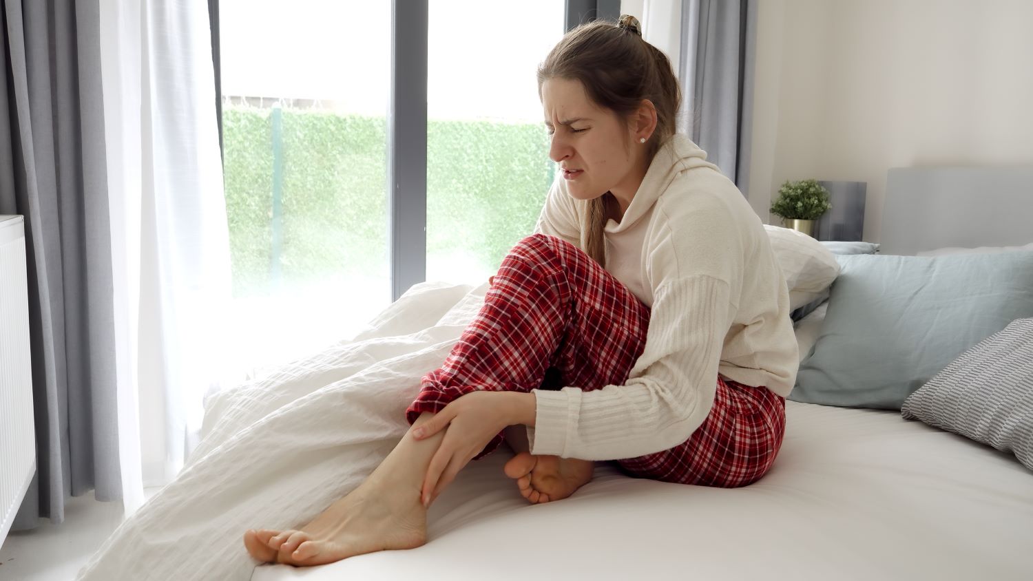 Jambes en pleine nuit : ces crampes qui cachent peut-être un message à ne pas ignorer