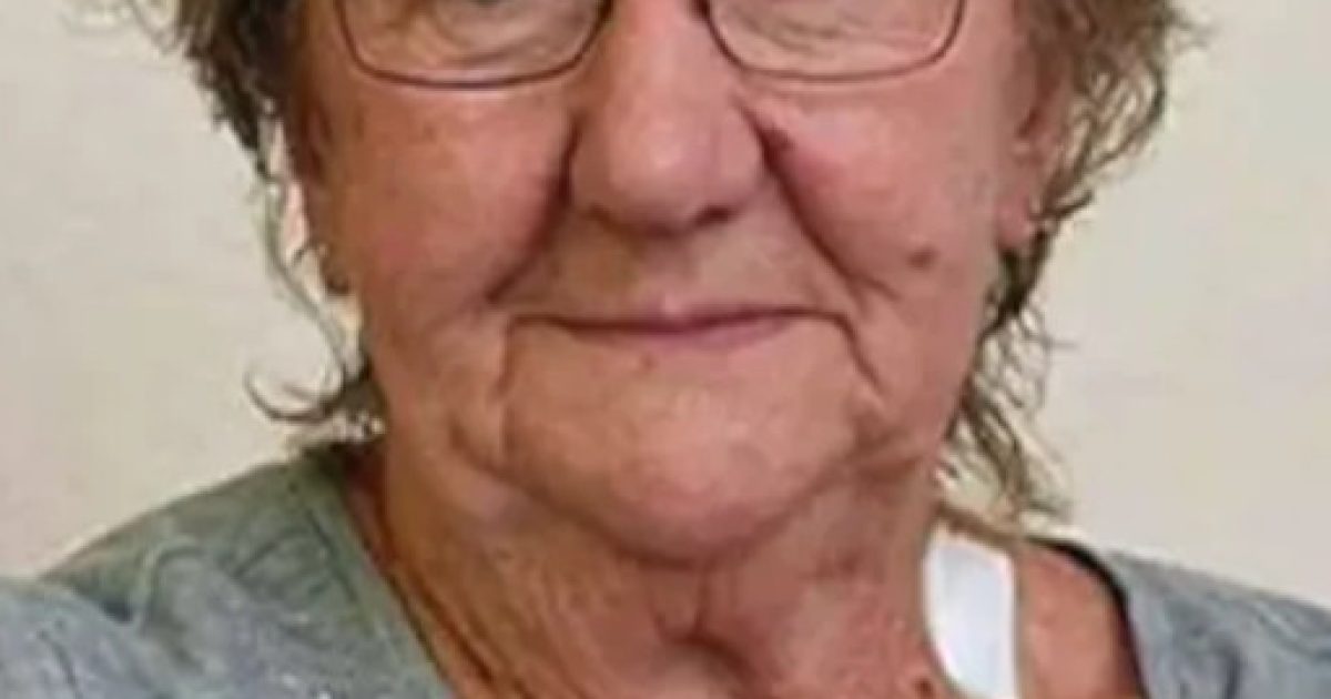 Une femme de 77 ans retirait de l’argent à un distributeur lorsqu’elle a été attaquée par trois hommes. Ils ne savaient pas qu’ils avaient choisi la mauvaise victime