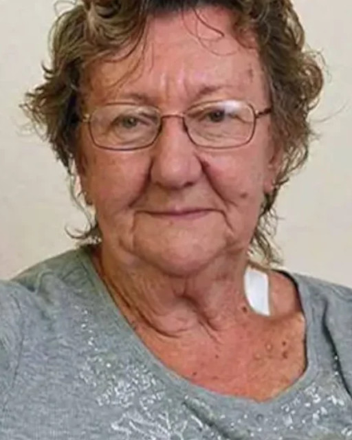 Une femme de 77 ans retirait de l’argent à un distributeur lorsqu’elle a été attaquée par trois hommes. Ils ne savaient pas qu’ils avaient choisi la mauvaise victime