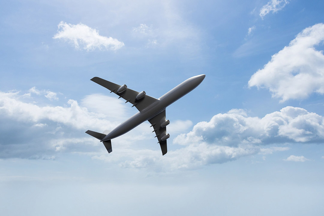 Une femme perd son mari dans un crash d’avion – des années plus tard, elle le croise par hasard avec sa mère dans un magasin