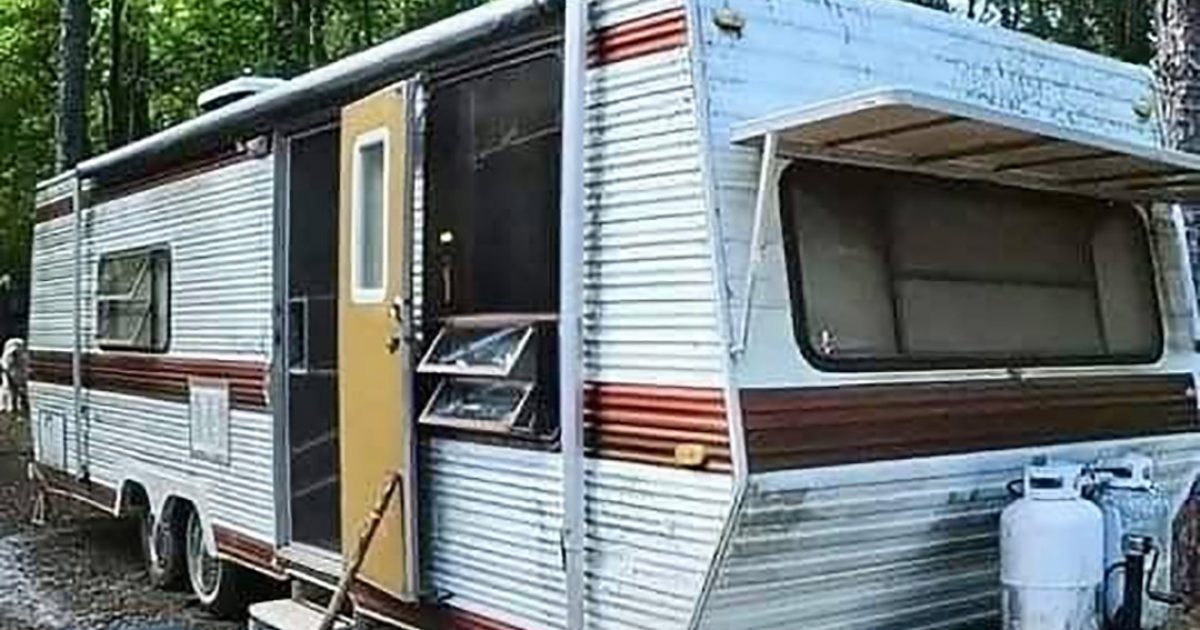 Une femme sans-abri hérite d’une vieille caravane laissée à l’abandon… et le résultat de sa transformation va vous surprendre.