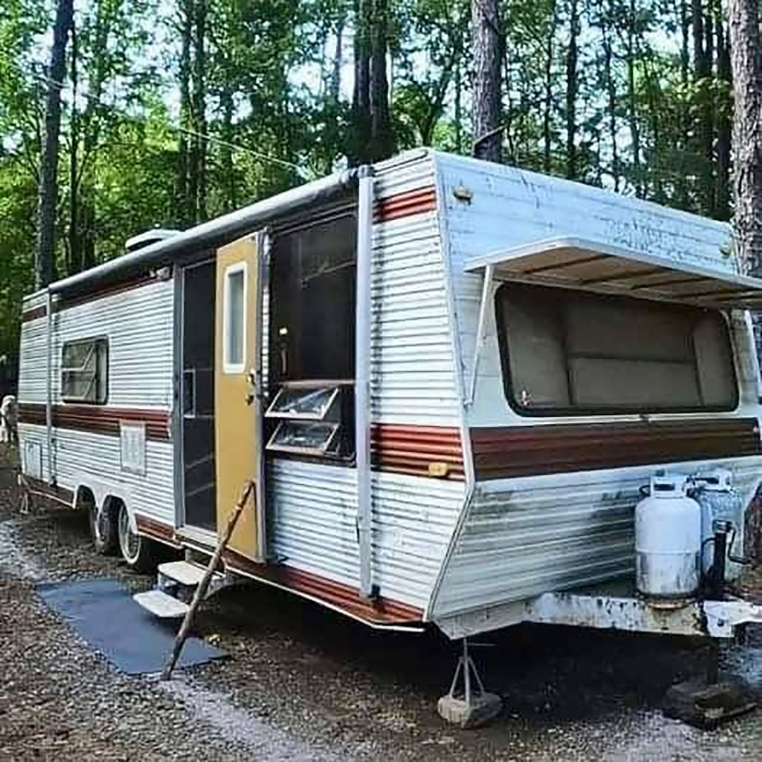 Une femme sans-abri hérite d’une vieille caravane laissée à l’abandon… et le résultat de sa transformation va vous surprendre.