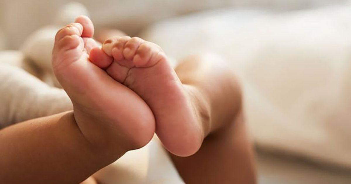 Une femme sans enfants rentre d’un voyage d’affaires un jour plus tôt… et découvre un bébé chez elle