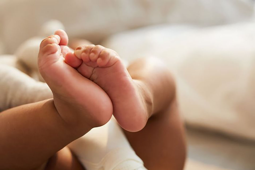 Une femme sans enfants rentre d’un voyage d’affaires un jour plus tôt… et découvre un bébé chez elle