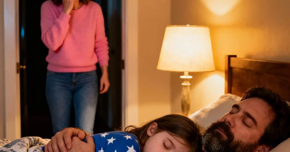 Une fillette de huit ans dort seule, mais chaque matin, elle se plaint que son lit est « trop petit ». Lorsque sa mère regarde la caméra à 2 heures du matin, elle fond en larmes…