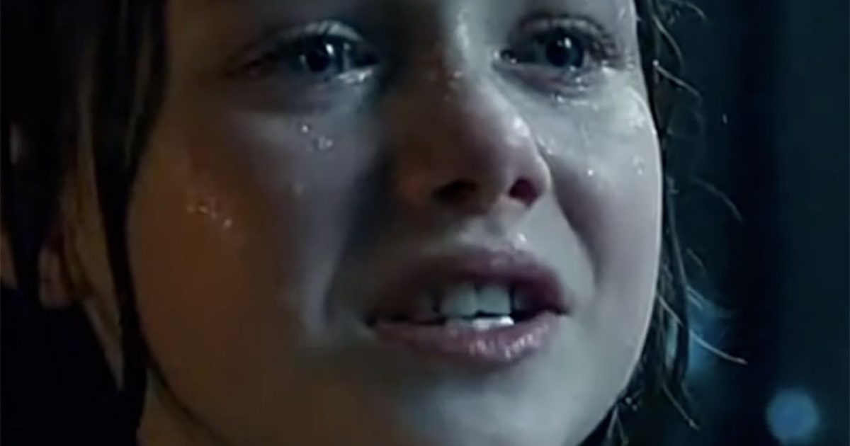 Une jeune fille pauvre a supplié un milliardaire devant son manoir… un détail sur son cou a bouleversé leurs vies