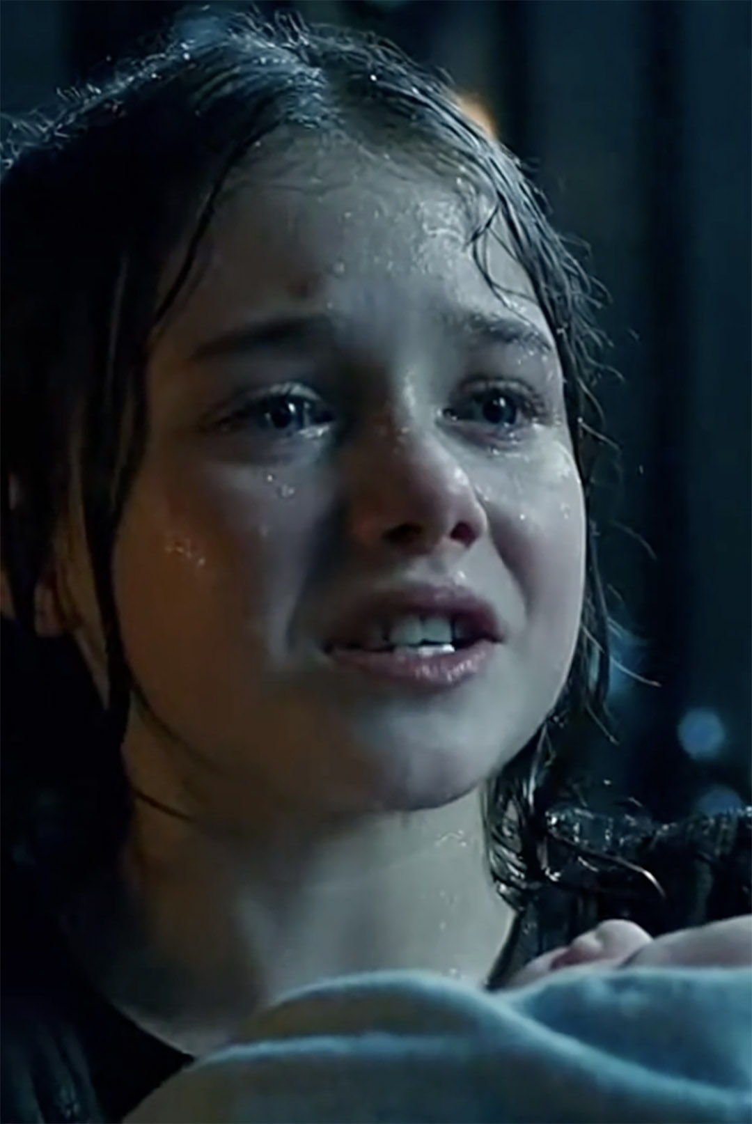 Une jeune fille pauvre a supplié un milliardaire devant son manoir… un détail sur son cou a bouleversé leurs vies