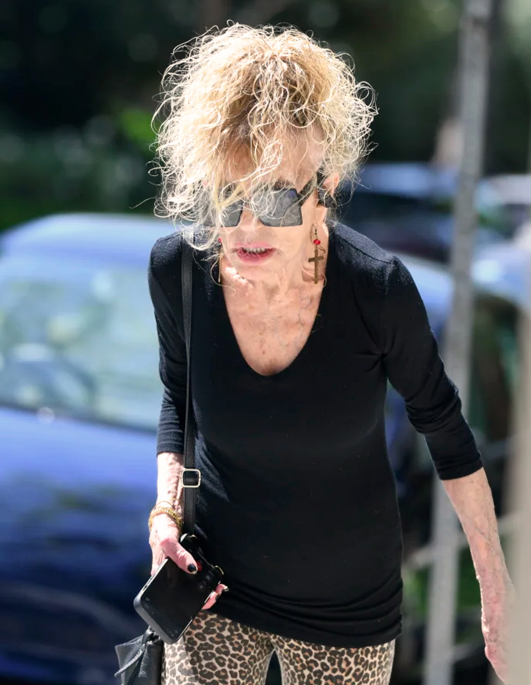 Une légende hollywoodienne méconnaissable sur de rares photos de paparazzi ! : saurez-vous la reconnaître ?