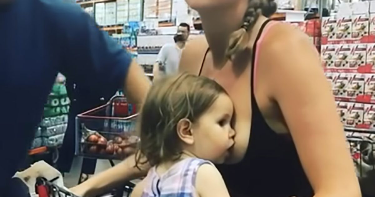Une maman partage une photo d’elle allaitant sa fille en public et répond une bonne fois pour toutes aux critiques