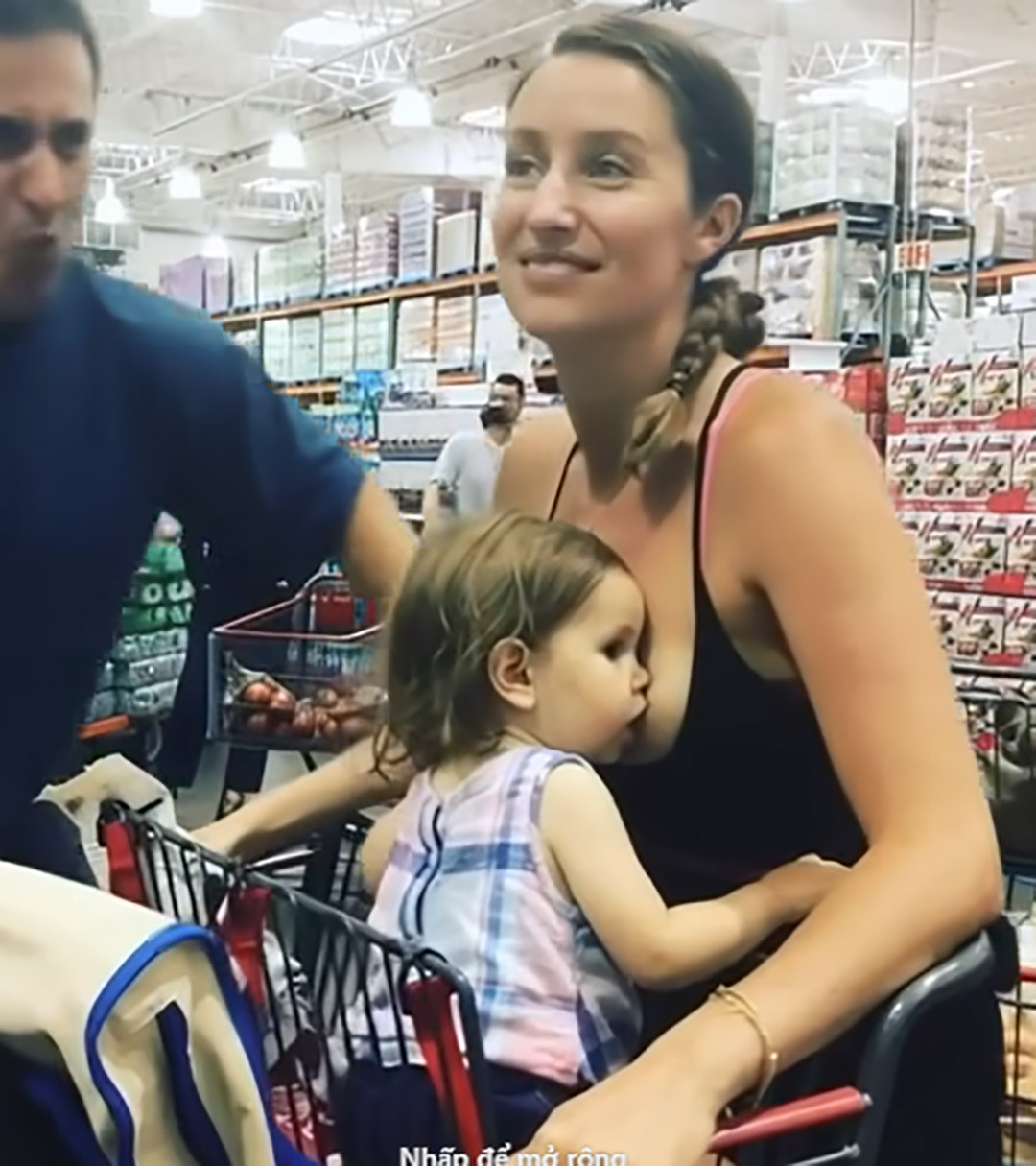 Une maman partage une photo d’elle allaitant sa fille en public et répond une bonne fois pour toutes aux critiques