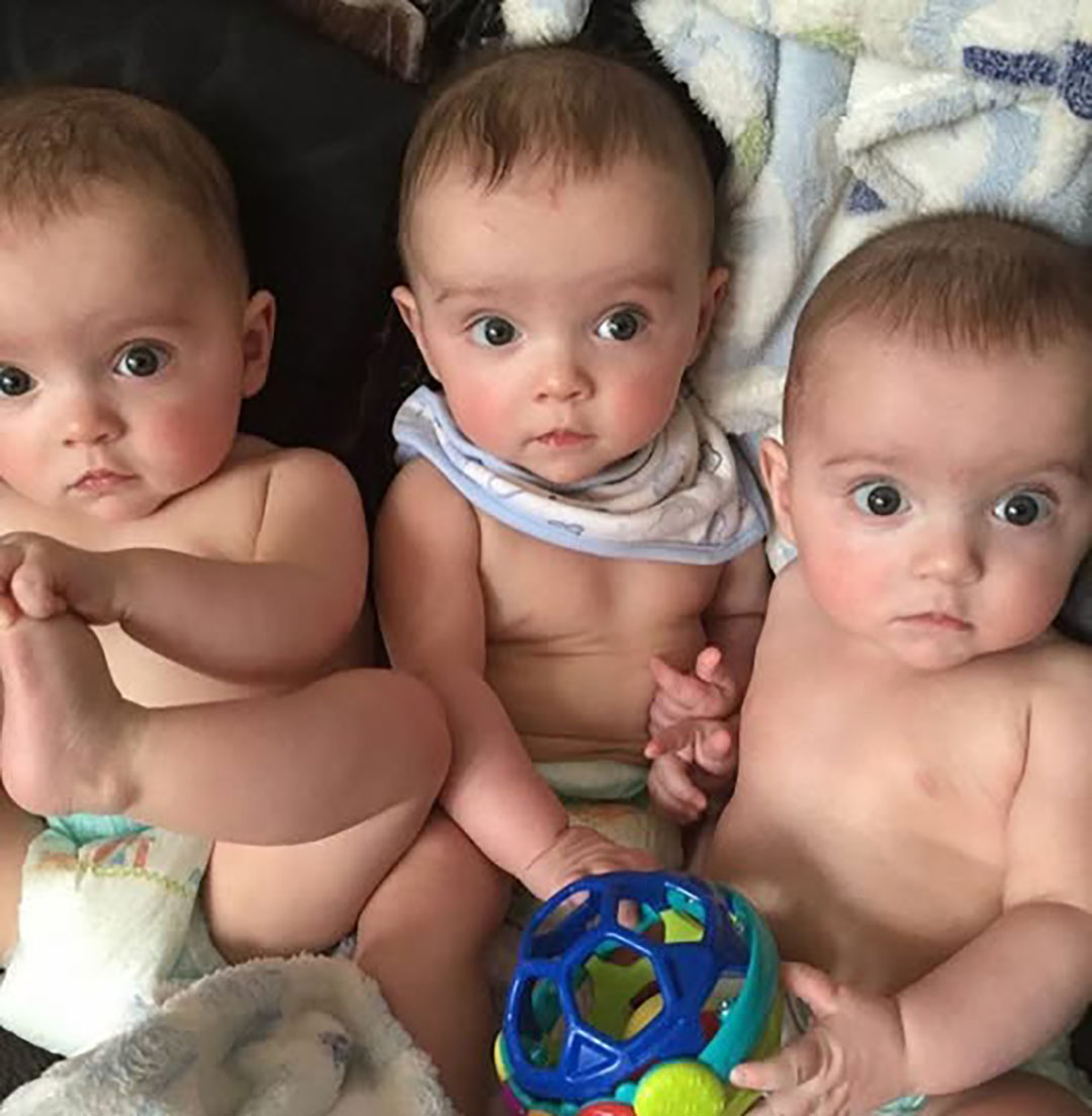 Une maman qui a donné naissance à des triplés identiques montre comment ils ont grandi.