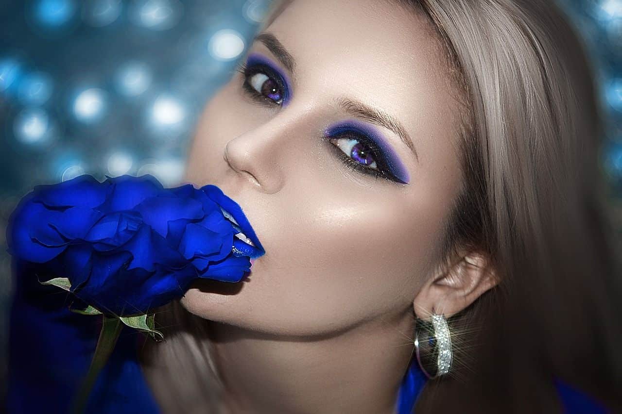 Femme regardant au loin avec une expression complexe