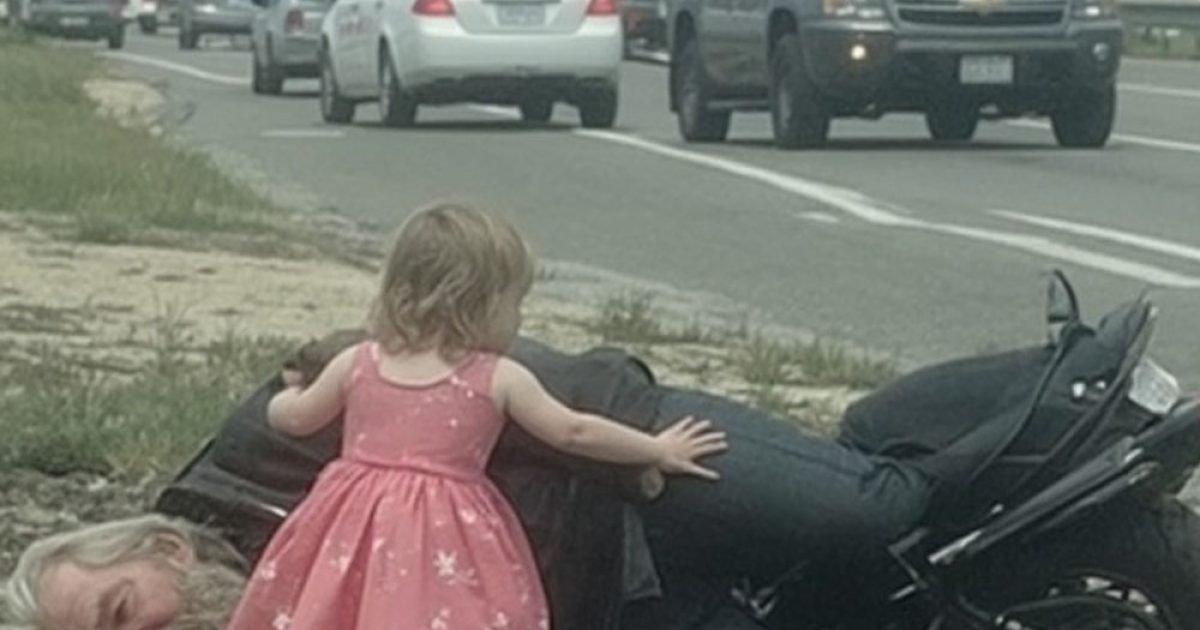 Une petite fille en robe de princesse a sauvé un inconnu inconscient retrouvé dans un fossé