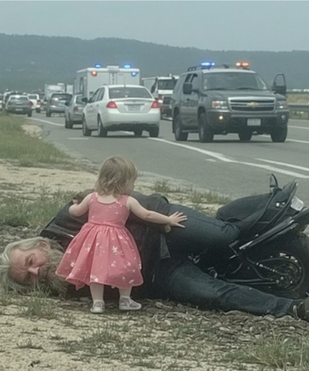 Une petite fille en robe de princesse a sauvé un inconnu inconscient retrouvé dans un fossé