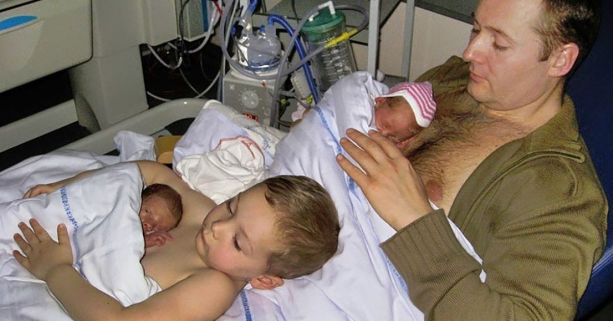 Une photo attendrissante montre le grand frère aidant son père à offrir une thérapie peau à peau à des jumeaux prématurés, un geste qui pourrait littéralement leur sauver la vie