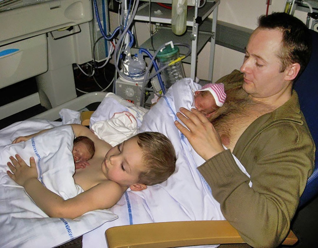 Une photo attendrissante montre le grand frère aidant son père à offrir une thérapie peau à peau à des jumeaux prématurés, un geste qui pourrait littéralement leur sauver la vie