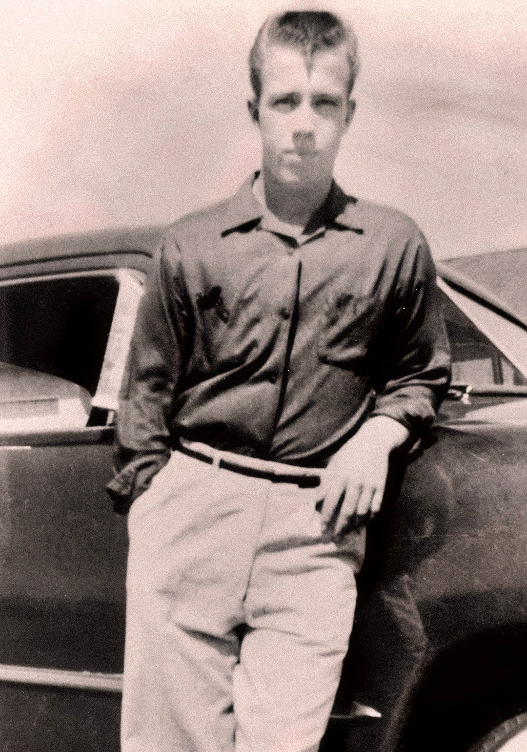 Une photo inédite dévoile un héros de film d’action emblématique dans sa jeunesse ! Savez-vous de qui il s’agit ?