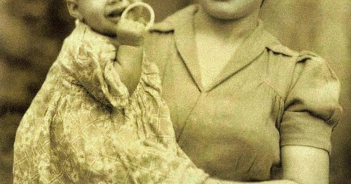 Une photo rare de 1947 montre une future légende du rock bébé avec sa mère : saurez-vous deviner qui il est devenu ?!