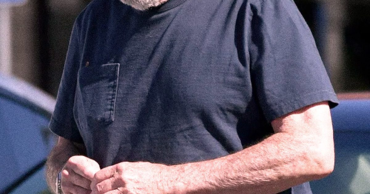 Une star de sitcom des années 90 aperçue avec une barbe grise et des lunettes ! Les fans disent qu’il est presque méconnaissable !