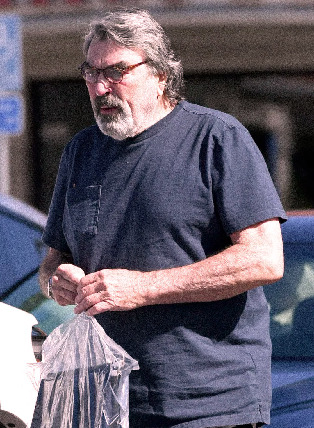 Une star de sitcom des années 90 aperçue avec une barbe grise et des lunettes ! Les fans disent qu’il est presque méconnaissable !