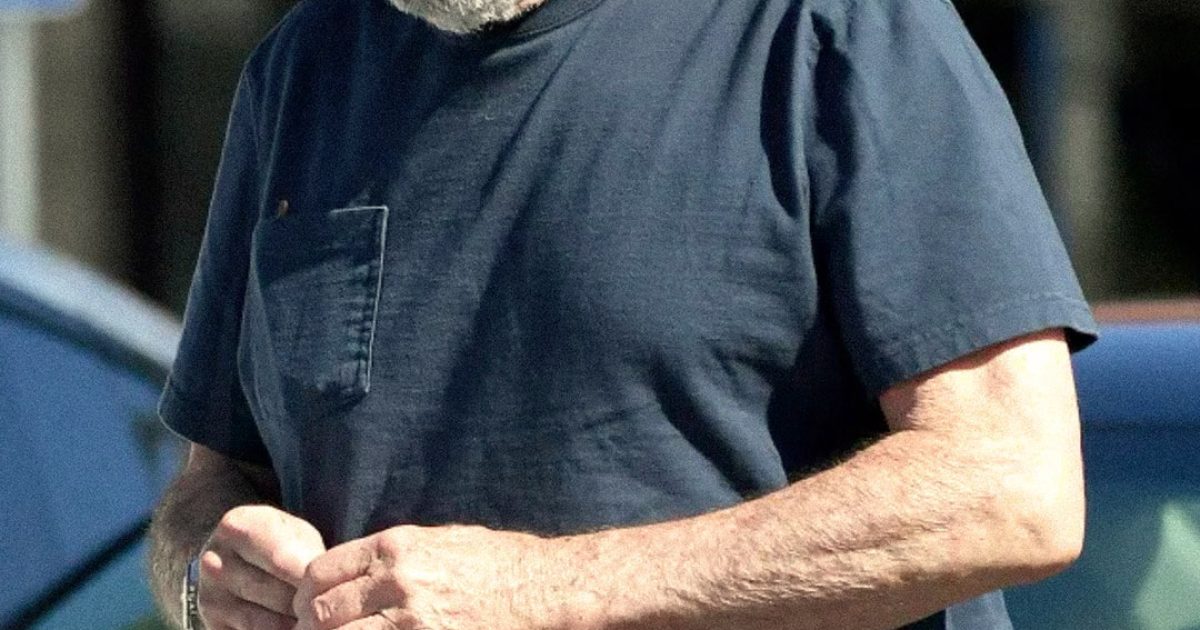 Une star de sitcom des années 90 aperçue avec une barbe grise et des lunettes ! Les fans disent qu'il est presque méconnaissable !