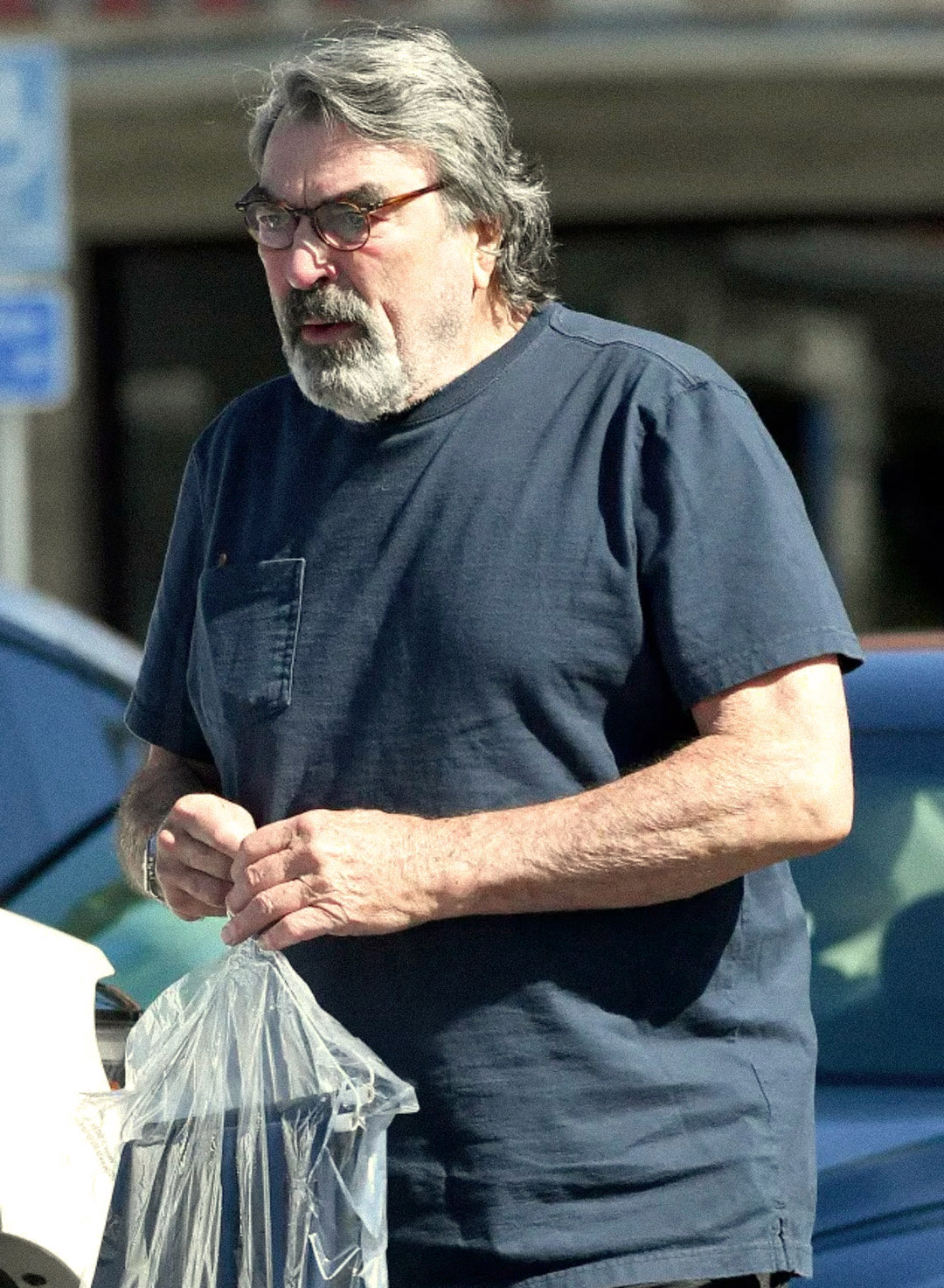 Een sitcomster uit de jaren 90 is gespot met een grijze baard en een bril! Fans zeggen dat hij bijna onherkenbaar is!