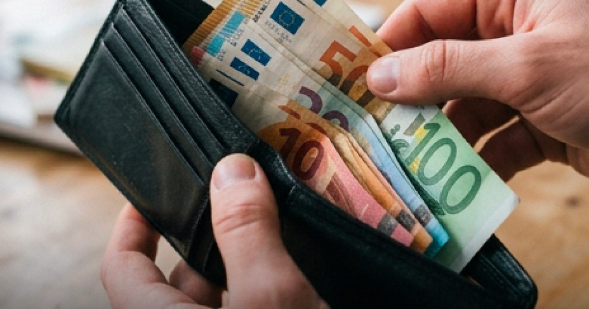 « Une telle somme… » : deux adolescents découvrent un portefeuille contenant 1 300 euros en espèces et font un choix qui interpelle…