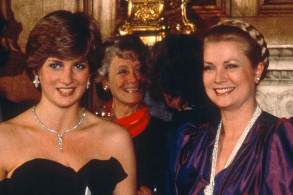 Le dernier adieu silencieux de Diana : une robe pour seule confidente