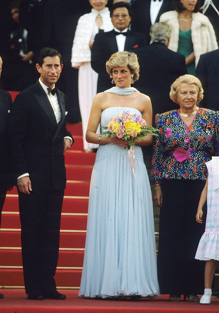 Le dernier adieu silencieux de Diana : une robe pour seule confidente