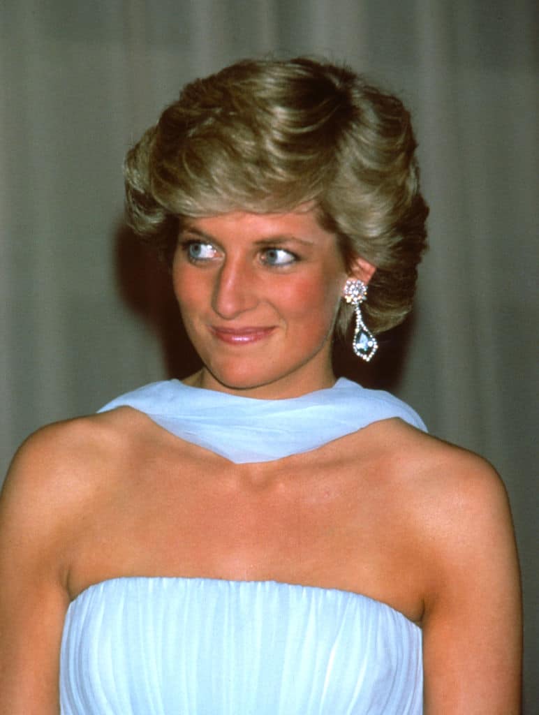 Le dernier adieu silencieux de Diana : une robe pour seule confidente