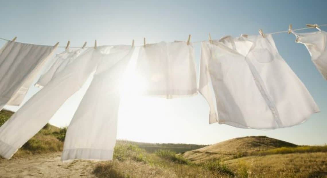 Jus de citron, bicarbonate, vinaigre : les 10 secrets naturels pour redonner leur blancheur à vos vêtements jaunis (et effacer les traces de chlore)