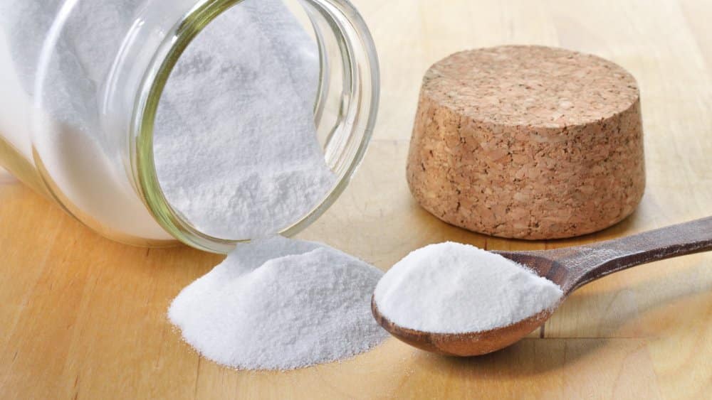 Jus de citron, bicarbonate, vinaigre : les 10 secrets naturels pour redonner leur blancheur à vos vêtements jaunis (et effacer les traces de chlore)