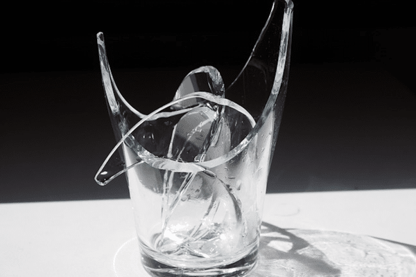 Verre brisé symbolisant la transformation