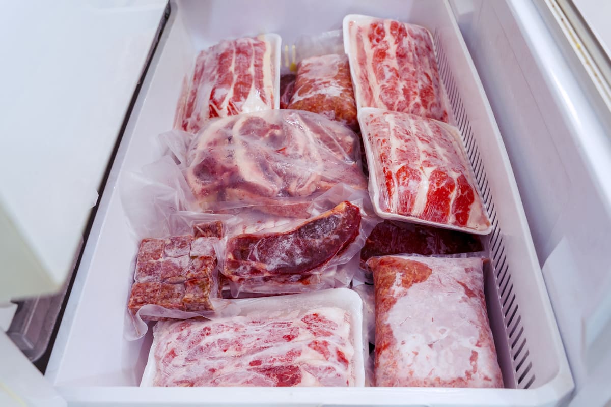 Vous pensez bien congeler votre viande ? Un boucher dévoile l’erreur fatale que tout le monde commet