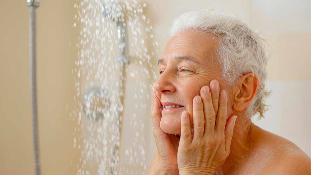 Après 65 ans, la douche quotidienne n’est plus une bonne idée : voici le rythme idéal pour préserver sa peau