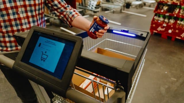 Client utilisant un caddie intelligent