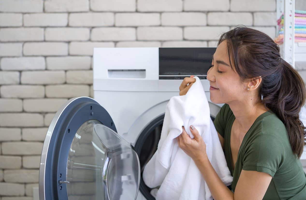 Linge propre et frais sortant de la machine