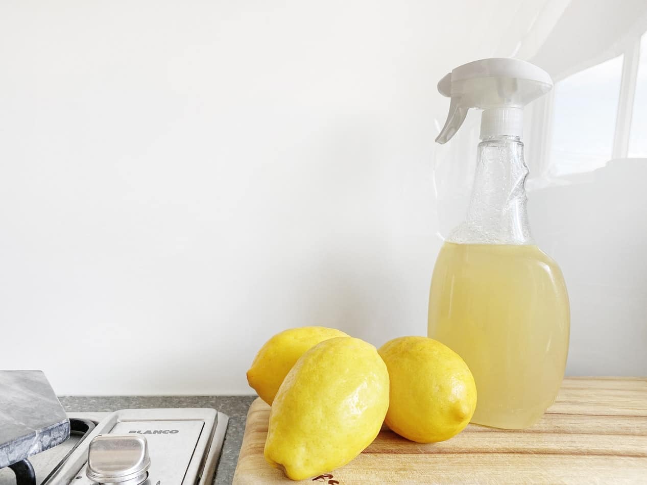 Jus de citron, bicarbonate, vinaigre : les 10 secrets naturels pour redonner leur blancheur à vos vêtements jaunis (et effacer les traces de chlore)