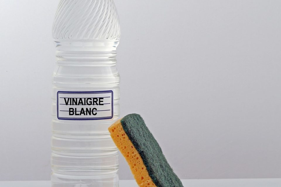 Jus de citron, bicarbonate, vinaigre : les 10 secrets naturels pour redonner leur blancheur à vos vêtements jaunis (et effacer les traces de chlore)