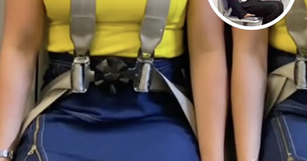 Voici la raison pour laquelle les hôtesses et stewards s’assoient sur leurs mains pendant le décollage et l’atterrissage