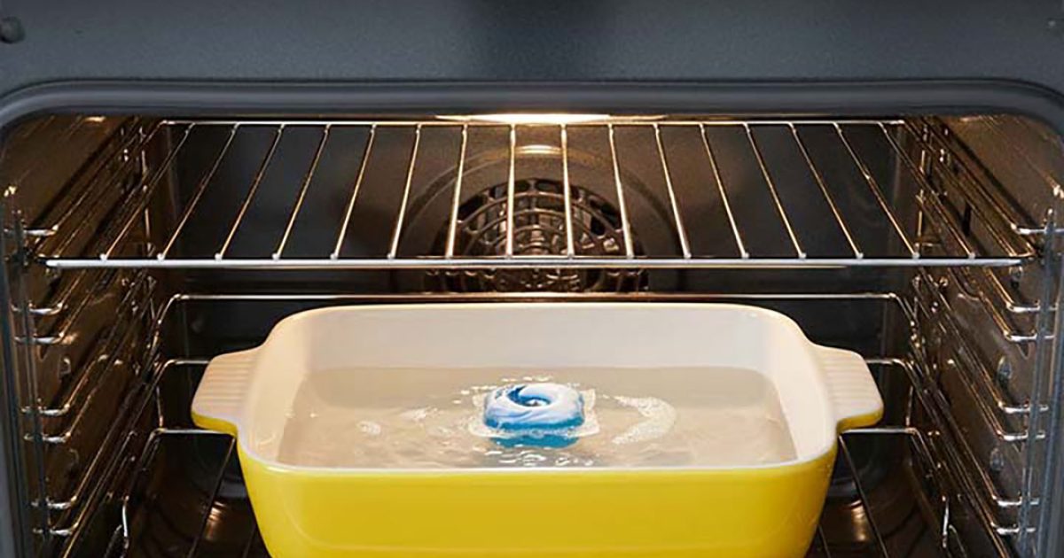 Voici l'astuce simple de grand-mère pour nettoyer un four
